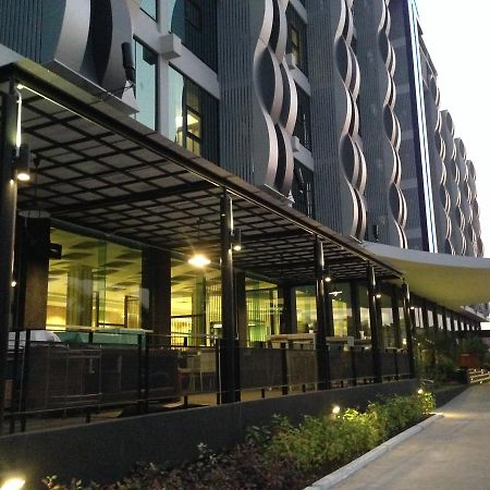 Alvarez Hotel Buriram Exterior photo