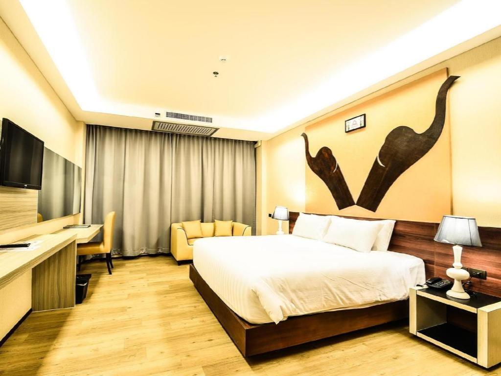 Alvarez Hotel Buriram Exterior photo