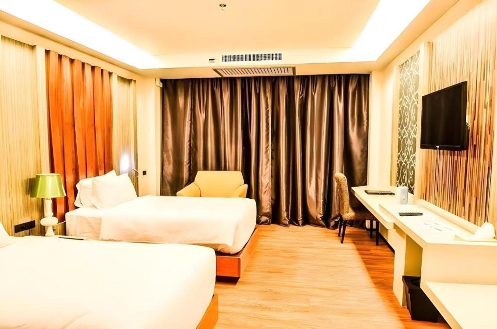 Alvarez Hotel Buriram Exterior photo