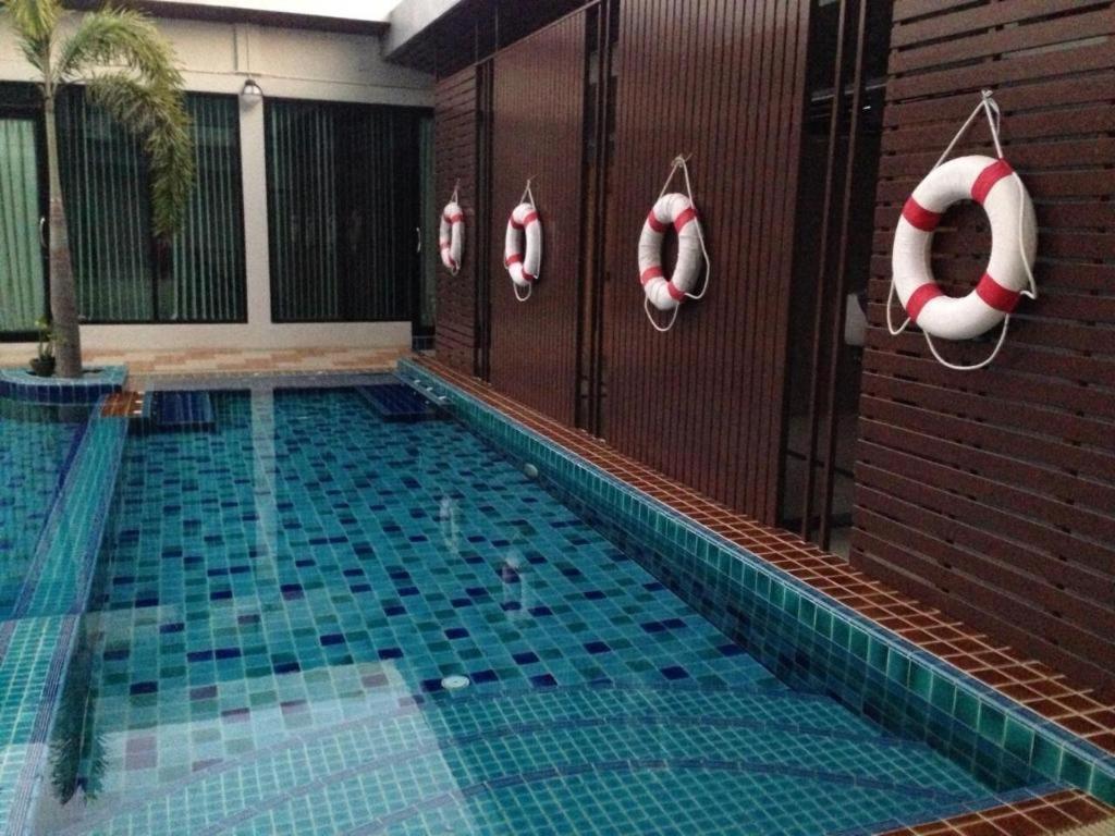Alvarez Hotel Buriram Exterior photo