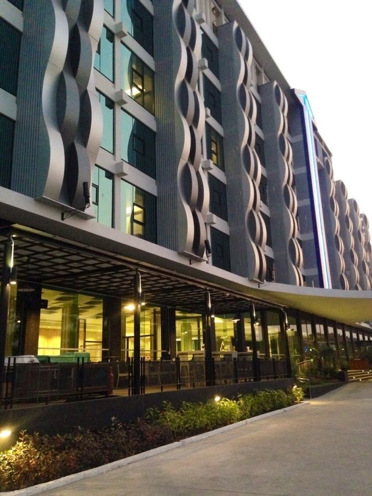 Alvarez Hotel Buriram Exterior photo