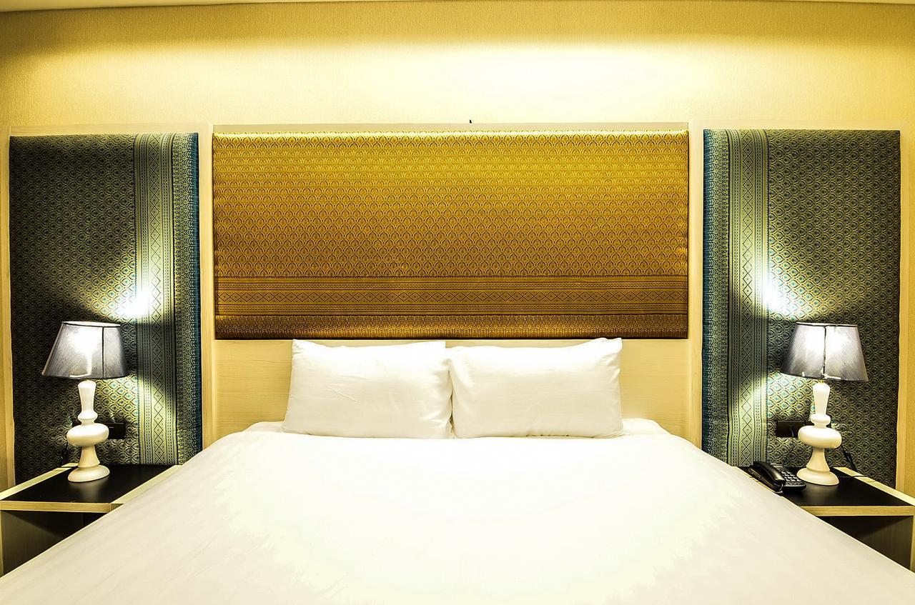 Alvarez Hotel Buriram Exterior photo