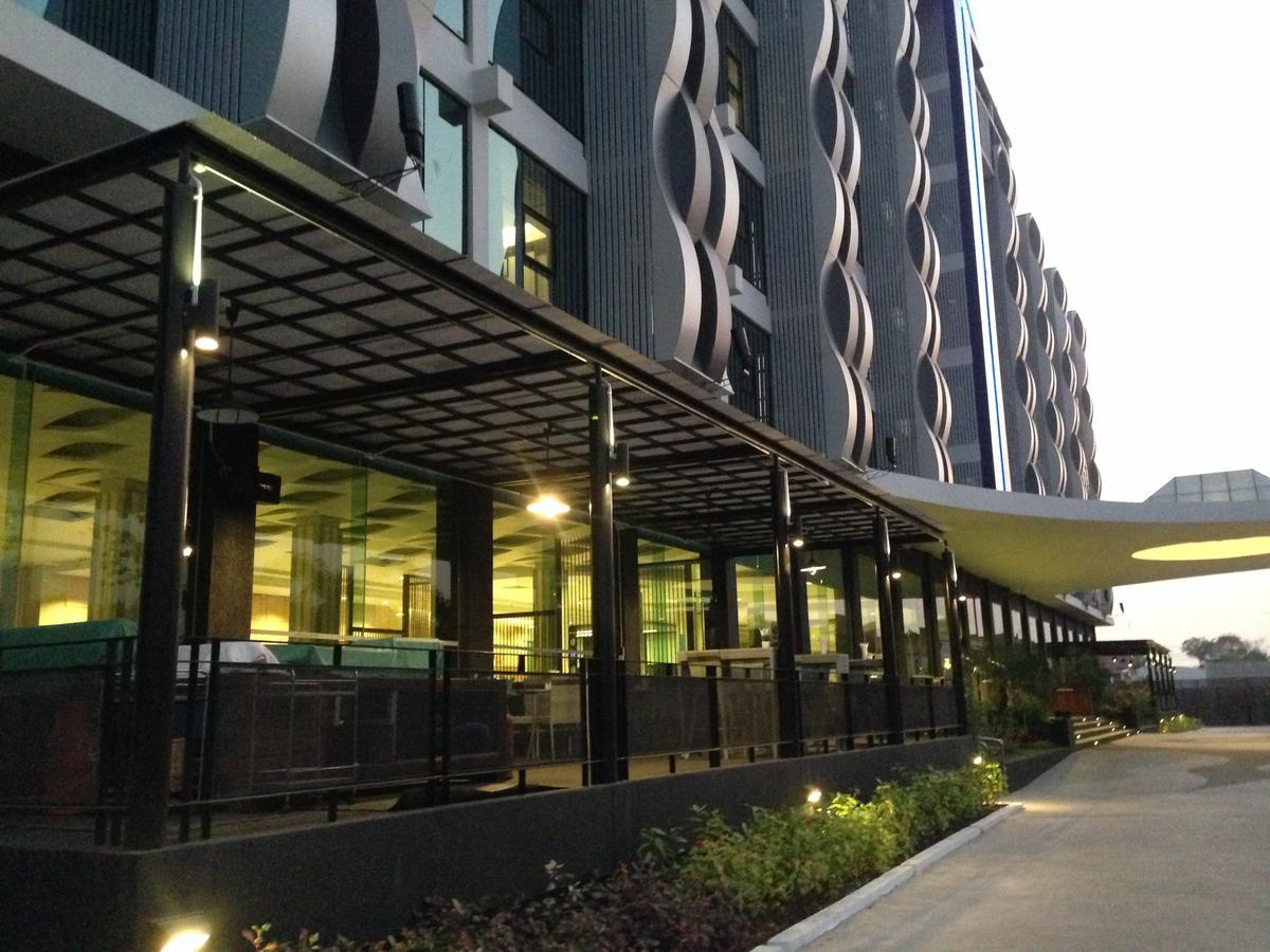 Alvarez Hotel Buriram Exterior photo