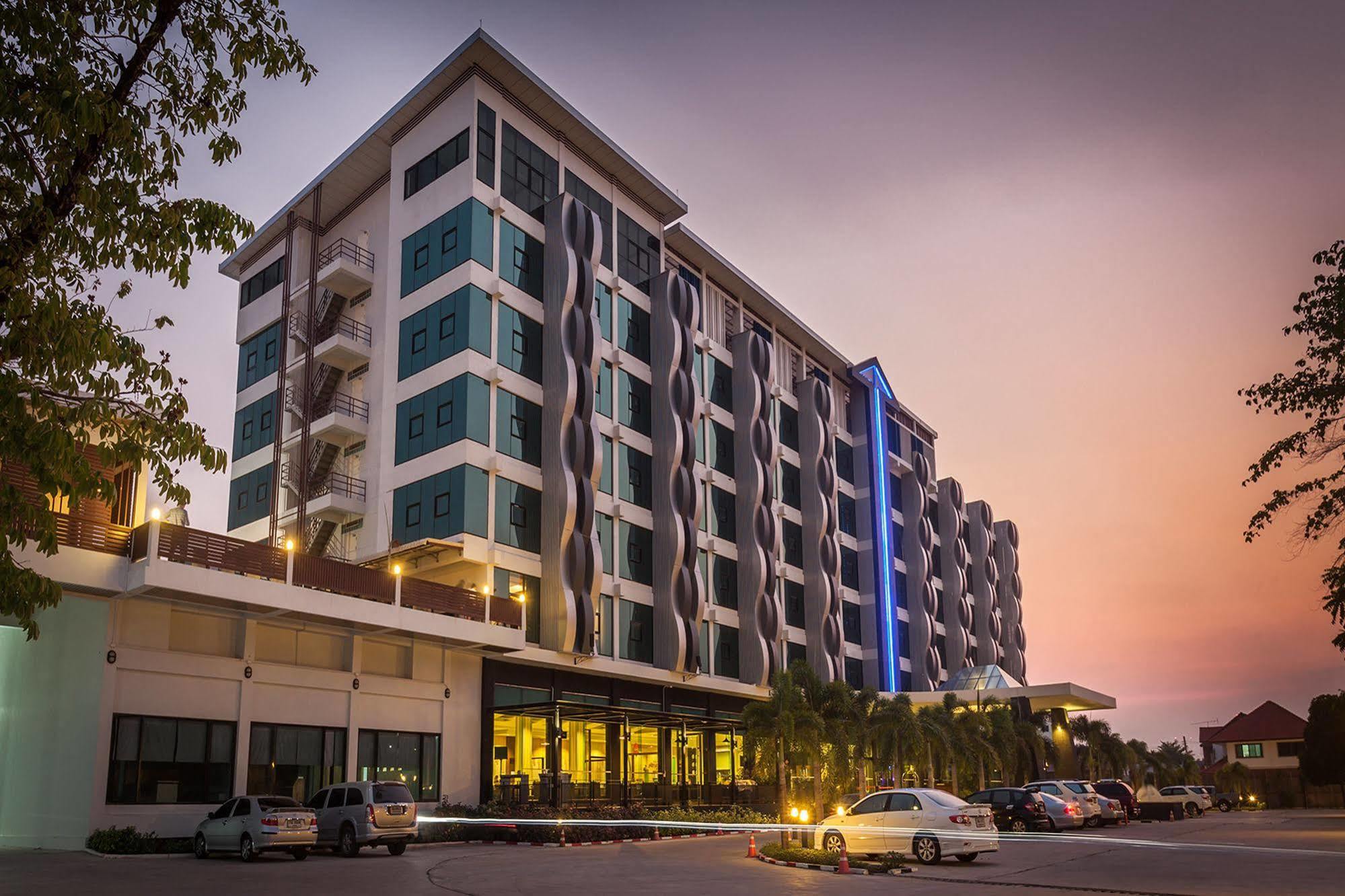 Alvarez Hotel Buriram Exterior photo
